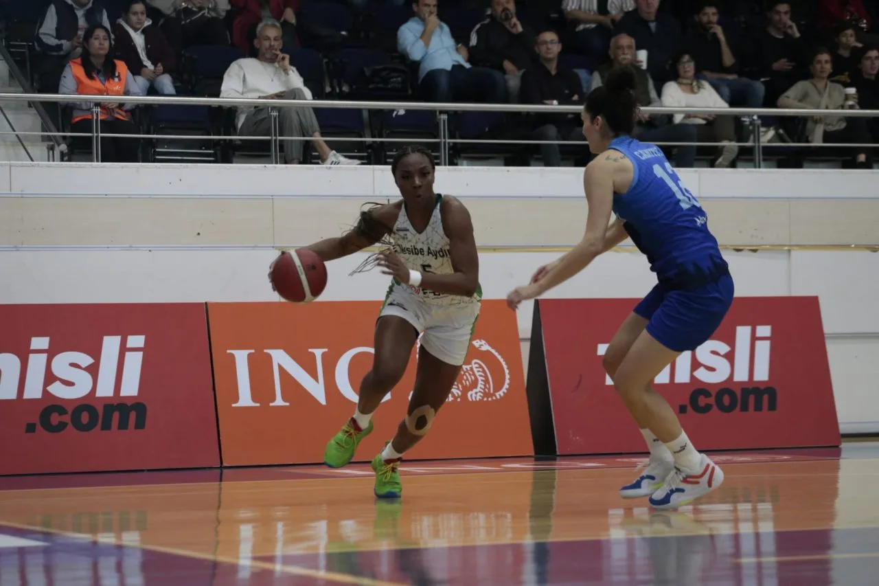 Kadın basketbol takımının resmi maç arşivinden fotoğraf 2