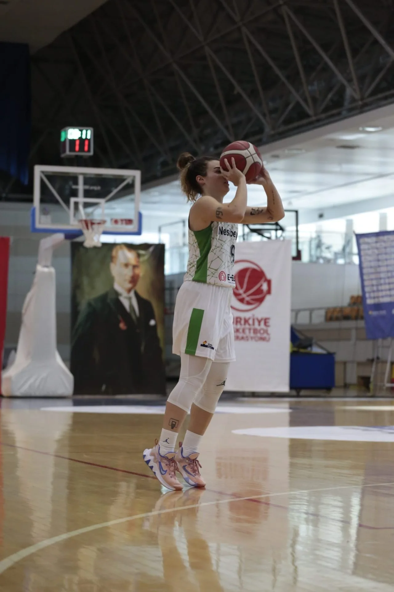 Kadın basketbol takımının resmi maç arşivinden fotoğraf 4